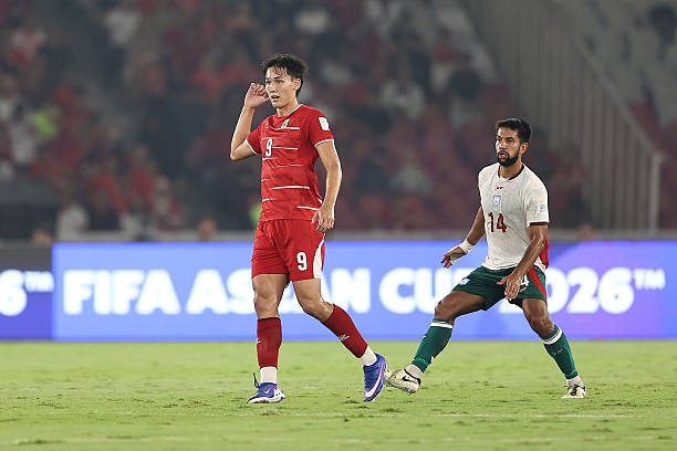 Mitchell Baker (áo đỏ) ghi đến 4 bàn trong hiệp 1 cho Indonesia. Ảnh: Robertus Pudyanto - FIFA / Getty Images.