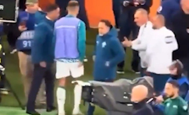 Ronaldo đi vào đường hầm khi trận đấu còn chưa kết thúc. Ảnh: Chụp màn hình The Sun. 