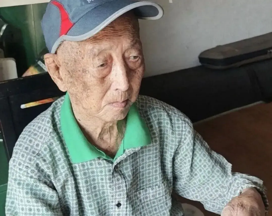Ở tuổi 100, cụ ông vẫn duy trì nếp sinh hoạt riêng và được các con thay phiên nhau chăm sóc.