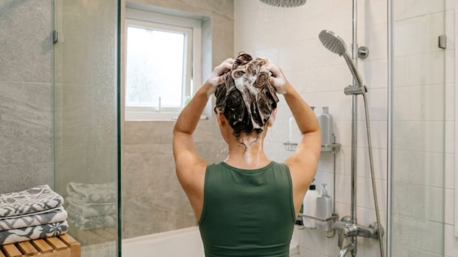 Mỗi người sẽ cần tần suất gội đầu khác nhau. Không nhất thiết phải gội đầu hàng ngày để giữ tóc bồng bềnh.