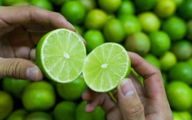 Cốc uống trà bị ố, đừng vội bỏ đi

