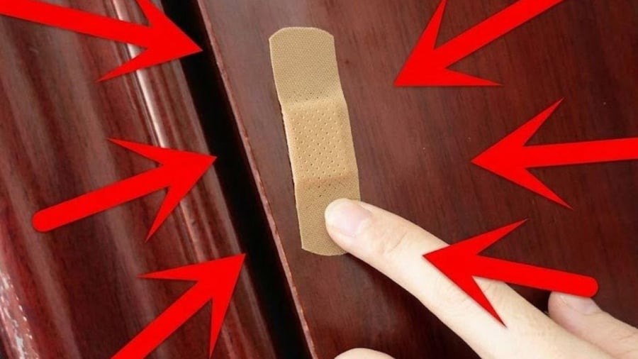 Tại sao bạn nên dán 1 miếng băng urgo lên cửa nhà vệ sinh?