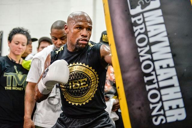 Floyd Mayweather trong một sự kiện họp báo