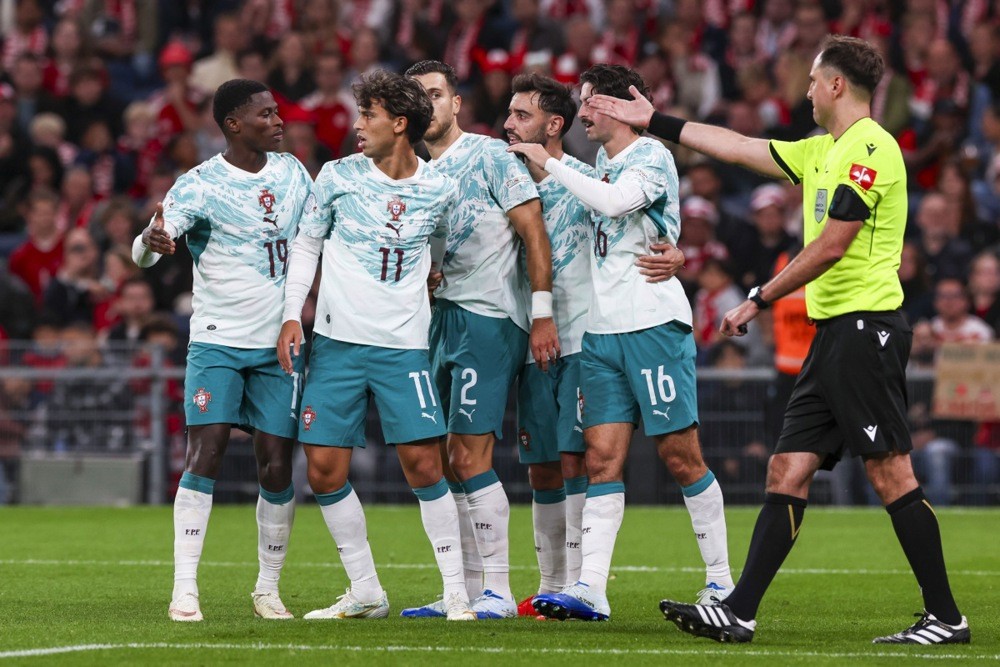 Tập thể Bồ Đào Nha bỏ lại vụ việc Ronaldo phía sau. Ảnh: EPA.