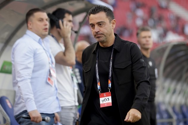 Xavi xin lỗi cầu thủ sau trận hòa Hy Lạp. Ảnh: EPA/ANDREJ CUKIC