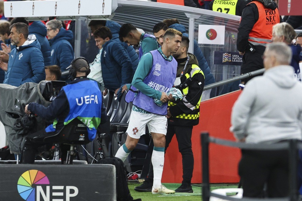 Ronaldo có lẽ đã là quá khứ với bóng đá Bồ Đào Nha. Ảnh: EPA.