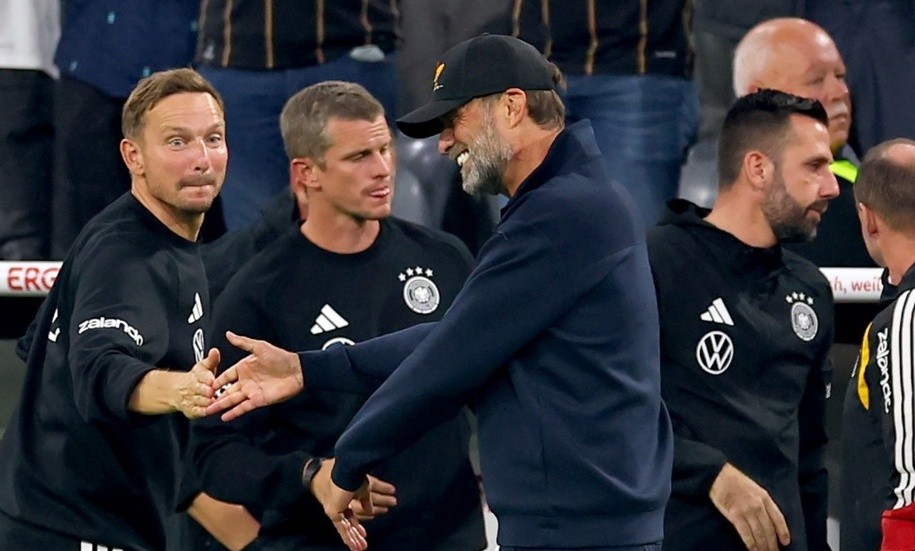 Klopp chia vui cùng các cộng sự. Ảnh: EPA.