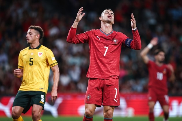 Cristiano Ronaldo đang đặt mình lên trên tất cả. Ảnh: EPA/RODRIGO ANTUNES