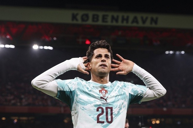 Joao Cancelo - 8/10: Mở tỷ số ở phút 13 và thường xuyên bó vào trong tạo ưu thế quân số trước khi rời sân phút 63. Ảnh: EPA.