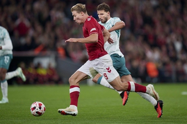 Ruben Dias - 7/10: Chơi điềm tĩnh, chỉ huy hàng thủ cản phá nhiều đợt hãm thành và quyết liệt trong các pha tranh chấp với Hoejlund. Ảnh: EPA.