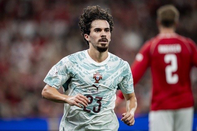 Vitinha - 8/10: Bóp nghẹt khu trung tuyến nhờ giữ bóng giỏi, đồng thời xâm nhập vòng cấm ghi bàn nâng tỷ số lên 3-2 ở phút 67. Ảnh: EPA.