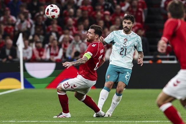 Ruben Neves - 7/10: Chơi thấp làm bệ phóng cho Fernandes tỏa sáng, thi đấu chắc chắn giúp che chắn an toàn cho bộ đôi trung vệ. Ảnh: EPA.