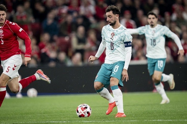 Bruno Fernandes - 9/10: Cầu thủ xuất sắc nhất trận. Động cơ sáng tạo của toàn đội với 2 đường kiến tạo đẳng cấp cho Ramos và Vitinha. Ảnh: EPA.