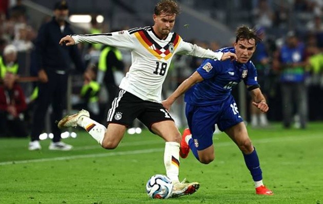 Maximilian Mittelstädt - 8/10: Mối đe dọa thường trực bên hành lang cánh trái nhờ khả năng tạo độ rộng đội hình, kéo giãn khối phòng ngự lùi sâu của Serbia. Hậu vệ này khép lại ngày thi đấu chói sáng bằng đường kiến tạo dọn cỗ cho Florian Wirtz lập công ở phút 61.