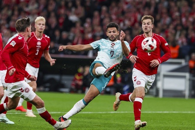 Goncalo Ramos - 8/10: Thi đấu vô cùng hiệu quả, di chuyển thông minh đón đường chuyền của Fernandes để ghi bàn ở phút 25. Ảnh: EPA.