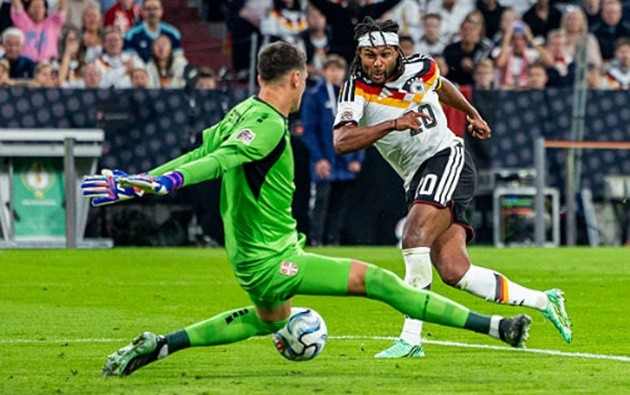 Serge Gnabry - 6/10: Đeo băng đội trưởng ở trận đấu này, Gnabry di chuyển thông minh vào các khoảng trống nguy hiểm nhưng lại thiếu đi sự sắc bén ở những tình huống xử lý then chốt. Anh bị rút ra ngay sau hiệp một nhường chỗ cho El Mala nhằm làm mới khả năng tấn công biên.