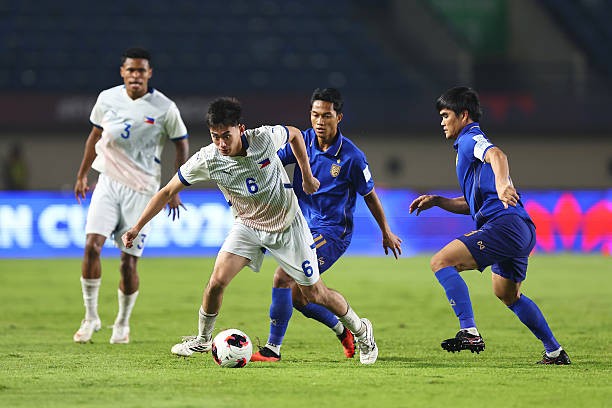 Tuyển Philippines đánh bại Thái Lan nhưng vẫn ngậm ngùi chia tay giải đấu. Ảnh: Pakawich Damrongkiattisak - FIFA / Getty Images.