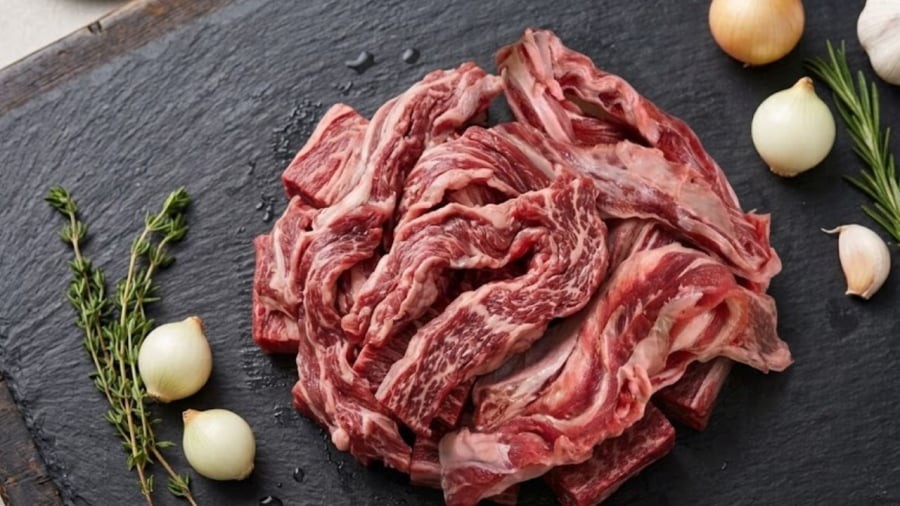 Khi nấu phở bò sốt vang, bạn nên chọn phần thịt dẻ sườn.