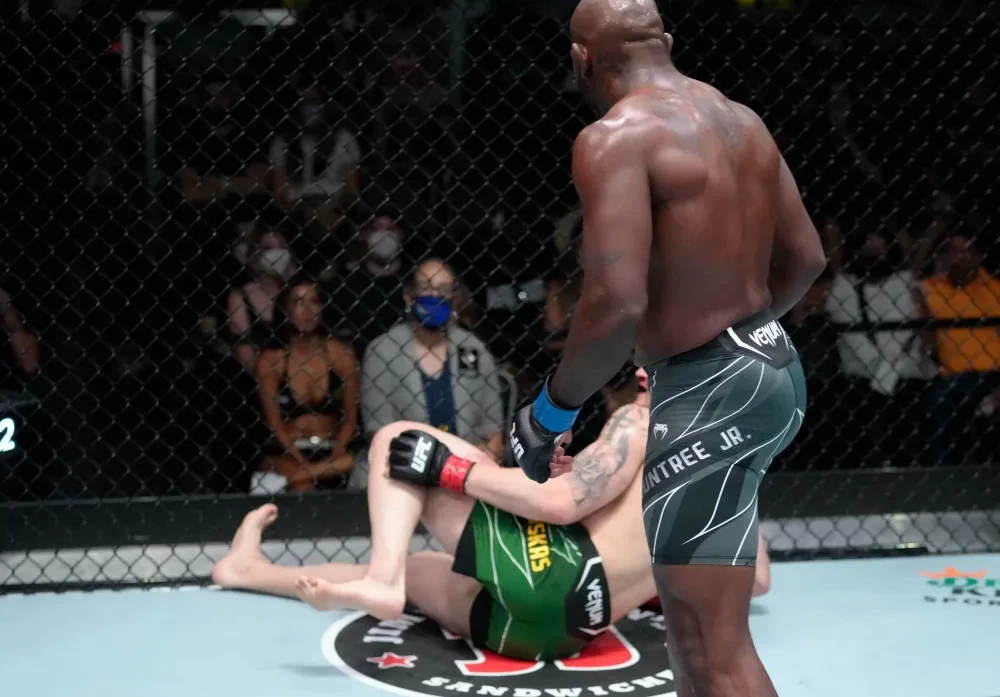 Modestas Bukauskas gục ngã vì đau đớn sau đòn oblique kick của Khalil Rountree