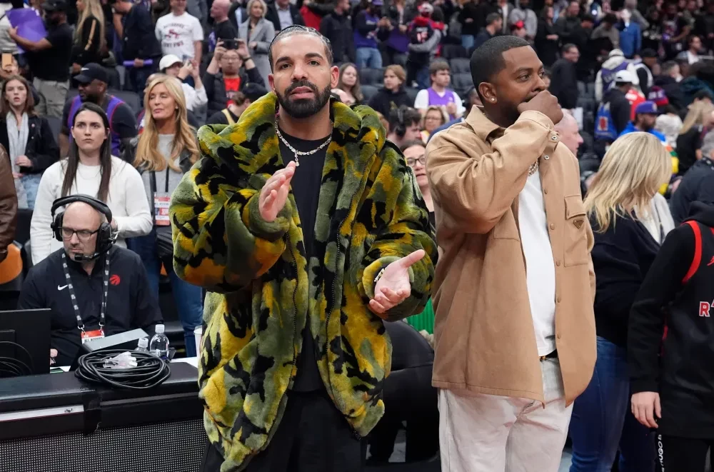 Rapper Drake theo dõi một trận đấu thể thao