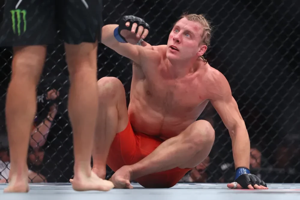 Paddy Pimblett trên sàn đấu với Justin Gaethje tại UFC 324.