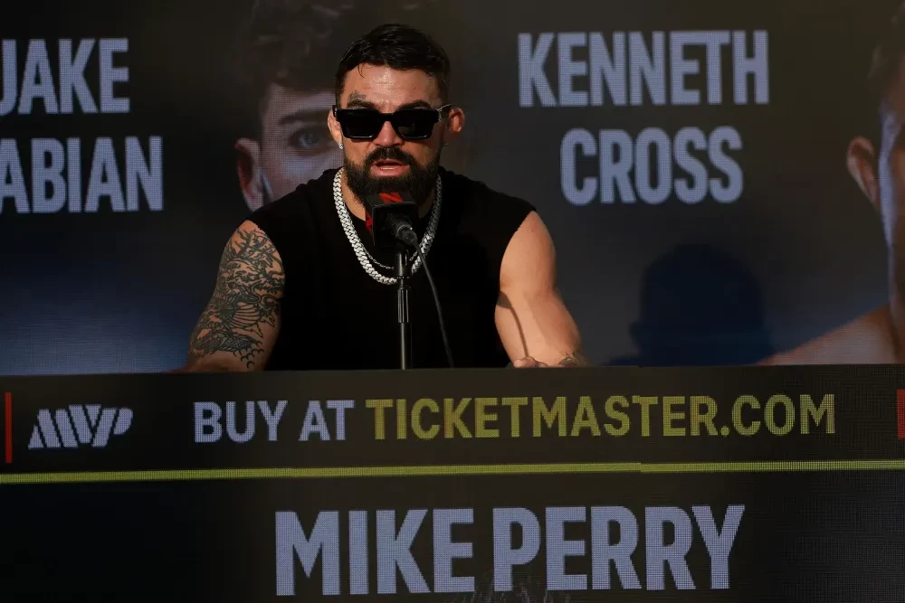 Mike Perry tại buổi họp báo