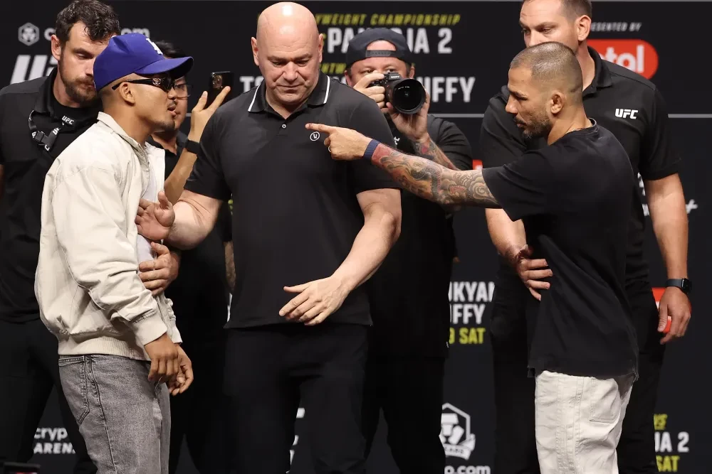 Joshua Van and Alexandre Pantoja face off