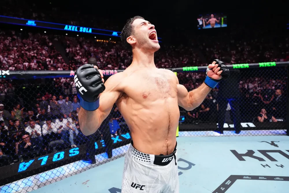 Axel Sola ăn mừng chiến thắng trước Fares Ziam tại UFC Paris