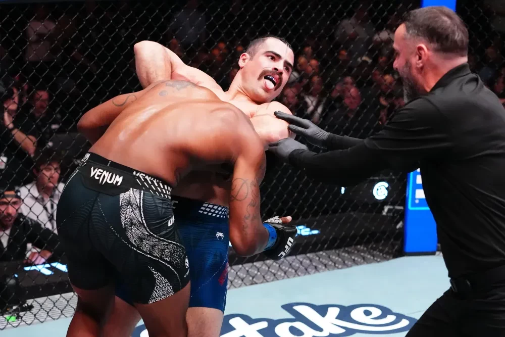 Luis Hernandez siết cổ Sedriques Dumas tại UFC Vegas 121