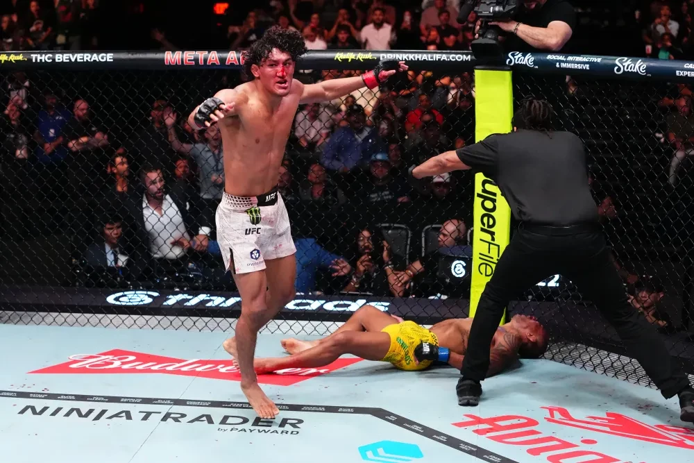 Raul Rosas Jr. ăn mừng chiến thắng trước Raoni Barcelos tại UFC Vegas 121
