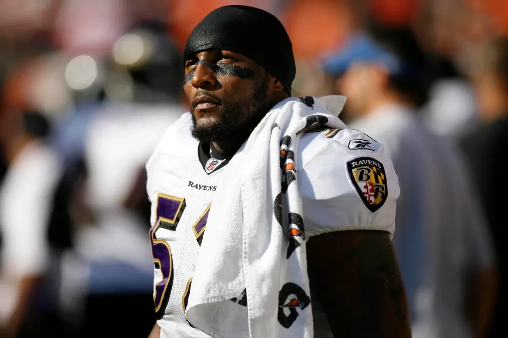 Ray Lewis thi đấu cho Baltimore Ravens