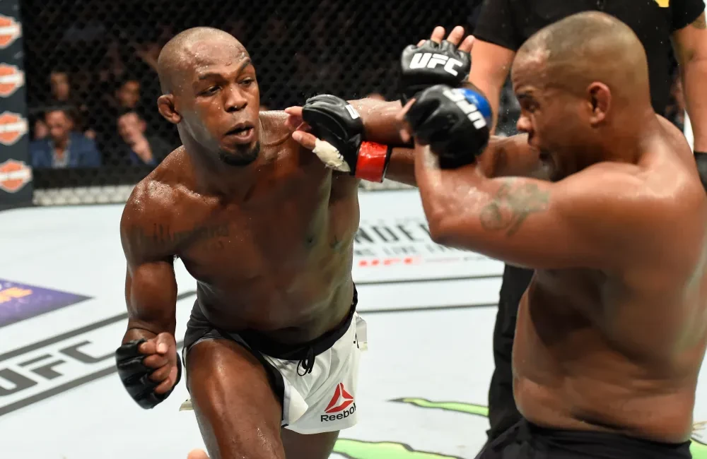 Jon Jones (trái) và Daniel Cormier (phải) trong trận đấu tại UFC 214