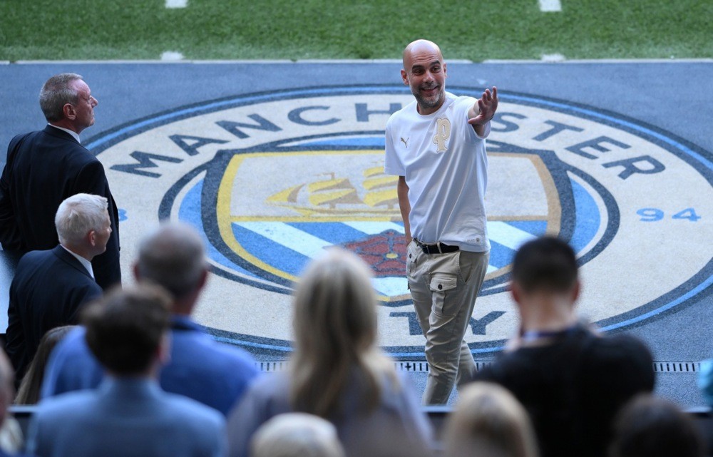 Pep đã làm những điều tuyệt vời cho Man City và Barcelona. Ảnh: EPA.