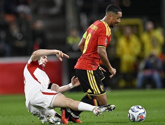 Tielemans – 8.3/10 Đóng vai trò điều tiết nhịp độ trận đấu cực tốt nhờ tầm nhìn chiến thuật sắc bén. Tielemans liên tục thực hiện những đường chuyền dài đổi hướng tấn công chính xác, dù việc nhận thẻ vàng khiến anh bị treo giò ở trận kế tiếp.