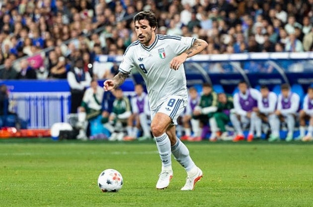 Sandro Tonali - 6/10: Thi đấu tròn vai trong vai trò tấm lá chắn phòng ngự, di chuyển liên tục trước khi rời sân ở phút 62. Ảnh: Xavier Laine/Getty Images.
