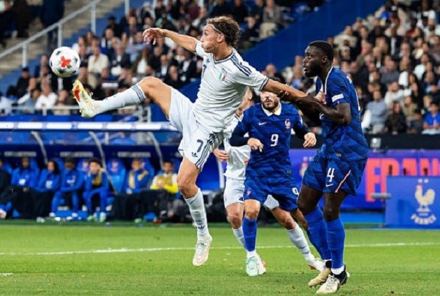 Francesco Esposito - 6/10: Di chuyển độc lập và làm việc chăm chỉ ở tuyến trên dù thiếu sự hỗ trợ, rời sân ở phút 60. Ảnh: Pauline Figuet/Getty Images.
