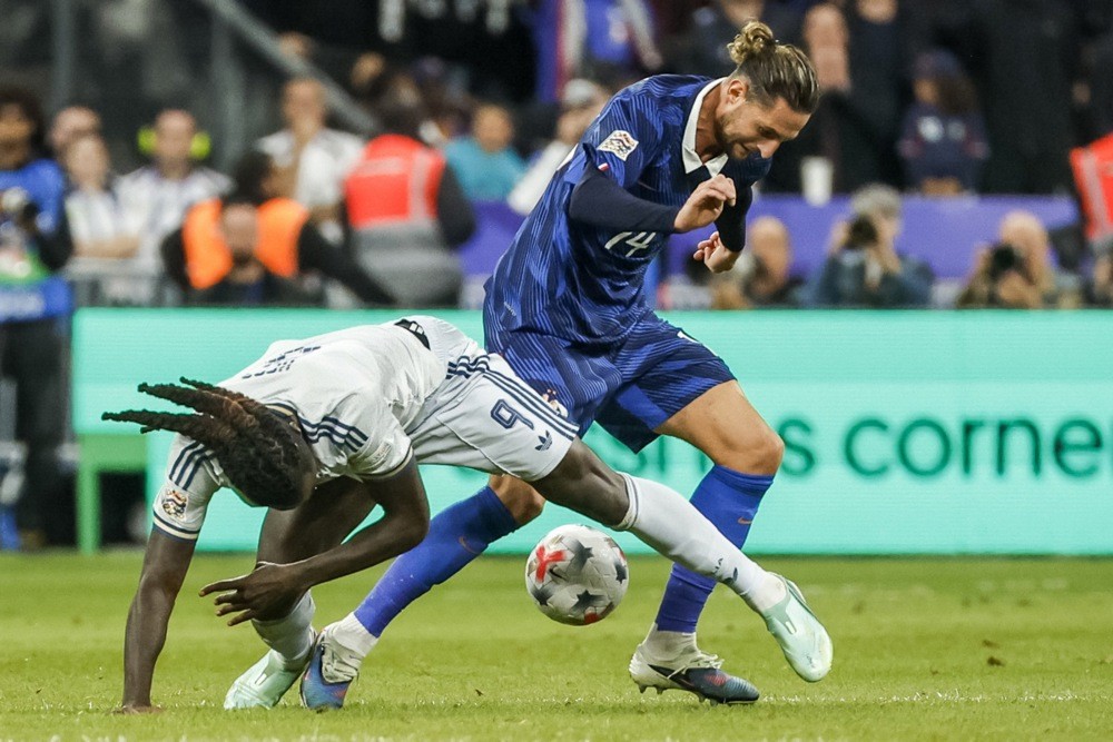 Rabiot – 5,5 điểm. Anh là người thực hiện đường chuyền thiếu cẩn trọng cho Da Cunha trước khi Ý ghi bàn gỡ hòa. Ảnh: EPA.