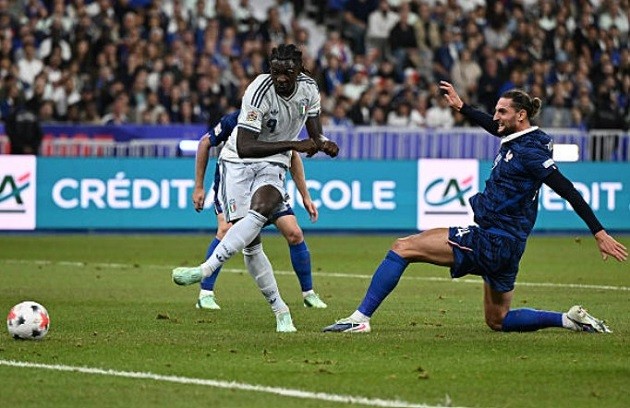 Moise Kean - 6/10: Thi đấu càn lướt, tì đè làm tường tốt suốt 90 phút để giải tỏa áp lực cho hàng thủ dù không có cơ hội dứt điểm. Ảnh: Image Photo Agency/Getty Images.