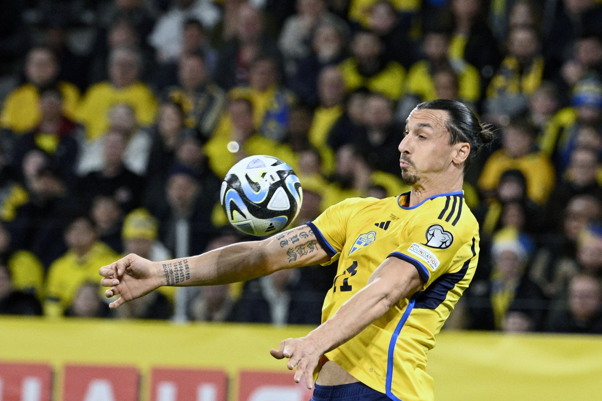 Tuổi tác chưa bao giờ khiến Ibrahimovic nghi ngờ chính mình. (Ảnh: EPA Images)