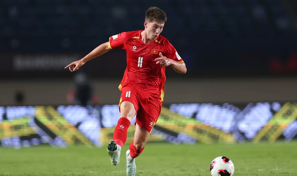 Williams Minh Hoàng quyết tâm đánh bại Malaysia. Ảnh: FIFA