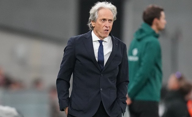 Jorge Jesus toát ra uy quyền trước Ronaldo. (Ảnh: EPA Images)