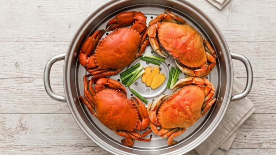 Nên cho cua ghẹ vào nồi hấp từ khi nước còn lạnh. Nhiệt độ tăng lên từ từ giúp chúng chín đều từ trong ra ngoài.