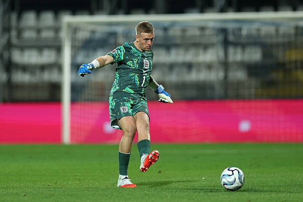 Jordan Pickford – 7/10: Một ngày thi đấu tương đối nhàn hạ của thủ thành thuộc biên chế Everton khi anh chỉ phải trổ tài đúng một lần trong suốt 90 phút. Khả năng dùng chân ổn định giúp Jordan Pickford tự tin phân phối bóng từ tuyến dưới, đóng góp vào tổng số 746 đường chuyền chuẩn xác của toàn đội. Ảnh: 