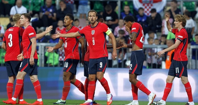 Harry Kane – 9/10 Thủ quân tuyển Anh thể hiện đẳng cấp lĩnh xướng với cú đúp đầy thuyết phục (mở tỷ số ở phút thứ 8 và nâng tỷ số ngay sau giờ nghỉ ở phút 53). Không chỉ hoàn thành xuất sắc nhiệm vụ săn bàn, khả năng lùi sâu làm tường và giữ bóng của Kane cũng cực kỳ ấn tượng khi anh còn trực tiếp kiến tạo bàn thắng thứ hai cho Saka. Ảnh: