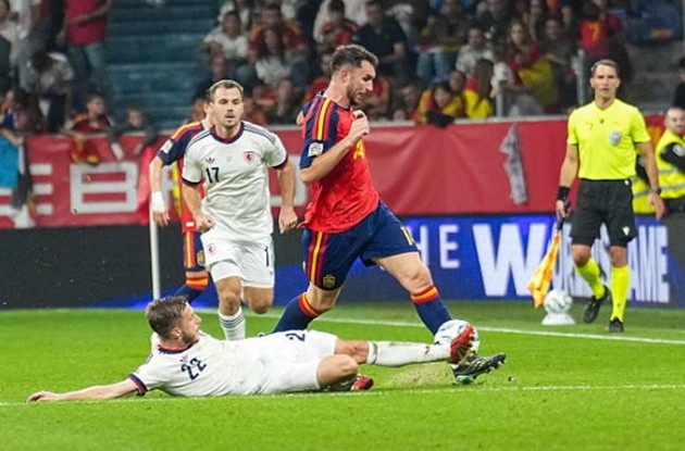 Trung vệ Aymeric Laporte - 7/10: Hòn đá tảng vững chắc của hàng thủ Tây Ban Nha, duy trì sự điềm tĩnh quen thuộc khi tổ chức dâng cao đội hình. Anh đã chỉ huy tốt tuyến dưới, hạn chế tối đa các cơ hội nguy hiểm từ phía tiền đạo đối phương và bẻ gãy các đợt phản công từ trong trứng nước. Ảnh: