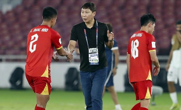 HLV Kim Sang-sik đau đầu tìm cách bịt trung lộ. (Ảnh: EPA Images)