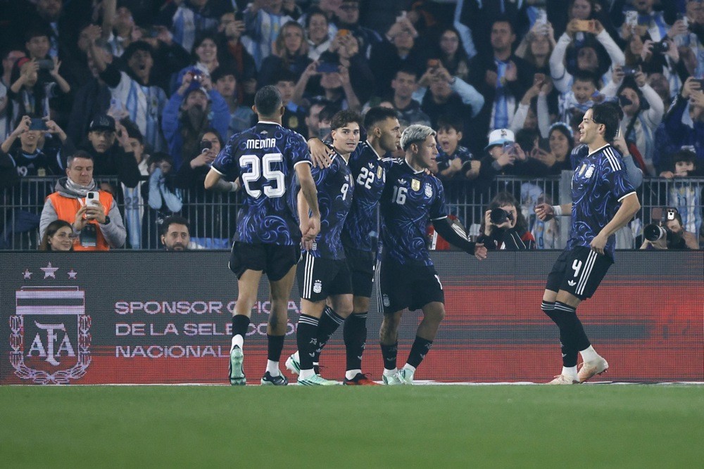 Tuyển Argentina phô diễn sức mạnh với thắng lợi đậm đà 7-0. Ảnh: EPA.
