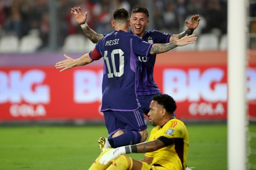 Enzo Fernandez là một trong những ngôi sao có mối quan hệ thân thiết với Messi. Ảnh: EPA.