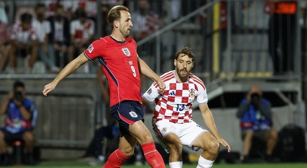 Kane nhận cuộc gọi của Alli trước trận thắng Croatia. (Ảnh: EPA Images)