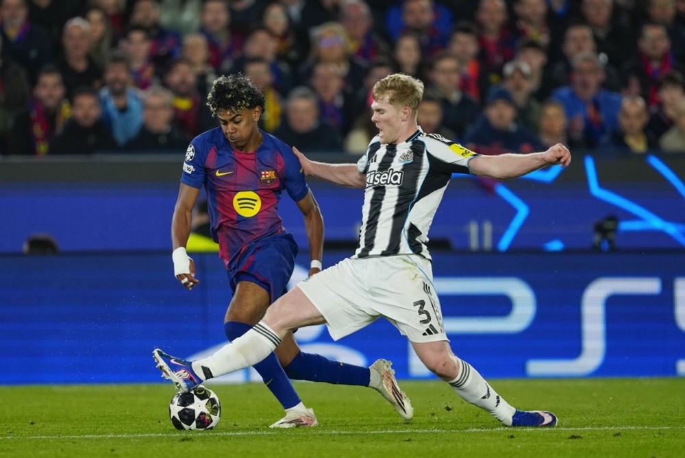 Lewis Hall đang toả sáng cho Newcastle. Ảnh: EPA.
